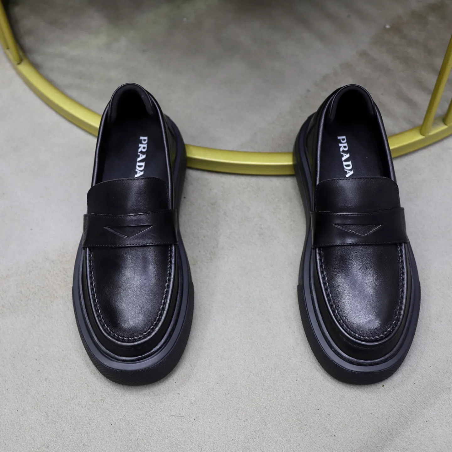 Ex-factory price: 500💰🙅‍♂️🙅‍♂️🙅‍♂️ Brand: PRADA Standard code: Men's code 38-44 (45 can be customized) Grade: Same style as the official website Original order quality Material: Original cowhide surface Comfortable lining Original outsole Style category: Men's fashionable casual leather shoes Distinguished big-name luxury elements Top luxury Color: Color of the actual picture